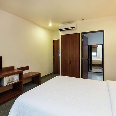 Hampton By Hilton San Juan Del Rio Hotell Exteriör bild
