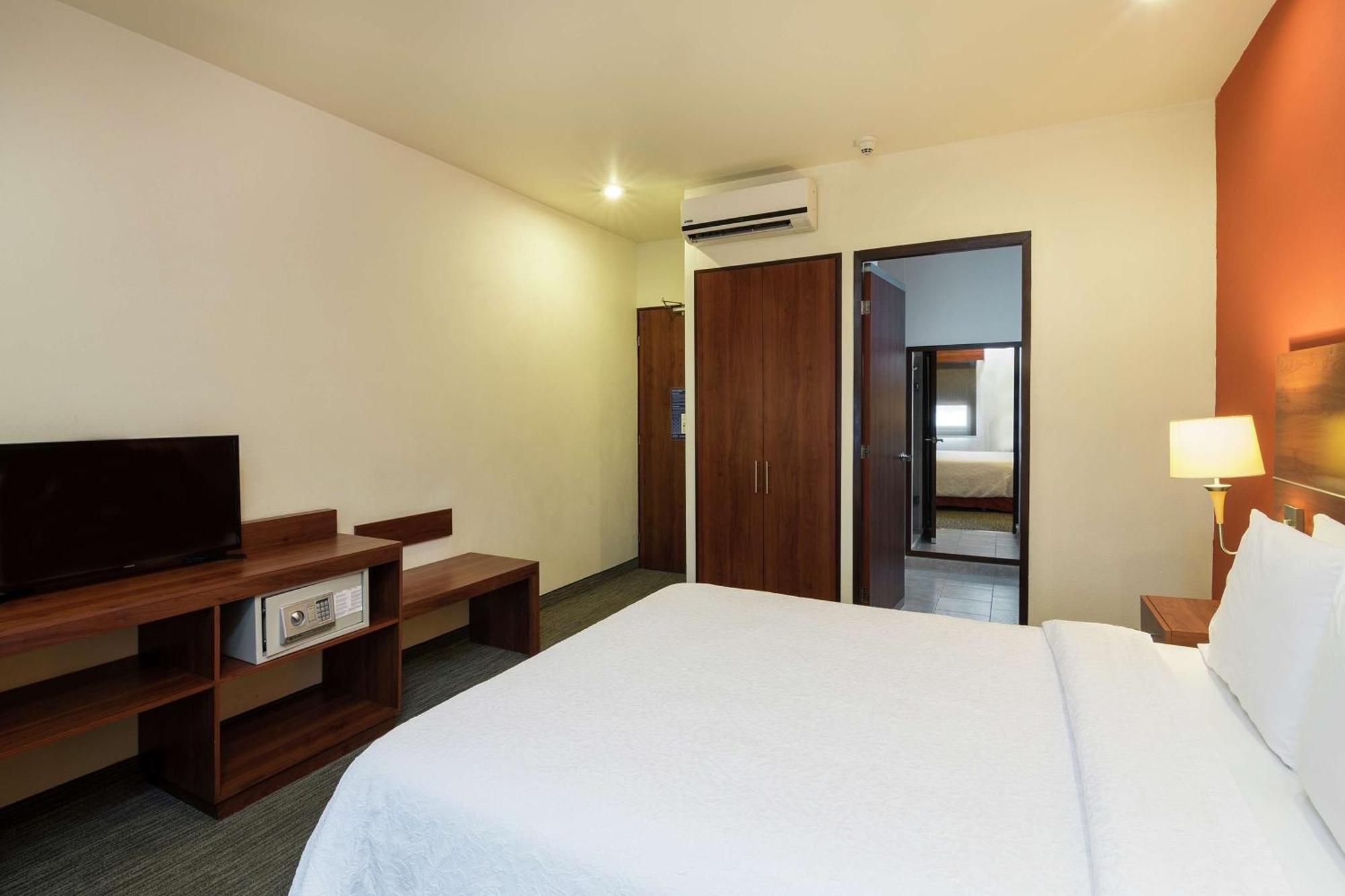 Hampton By Hilton San Juan Del Rio Hotell Exteriör bild